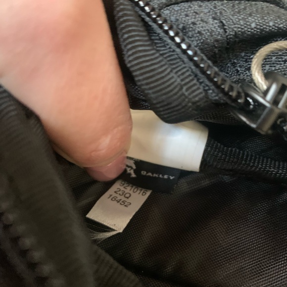 Oakley Bathroom Sink Black and Gray Men's Backpack LX - Picture 4 of 6